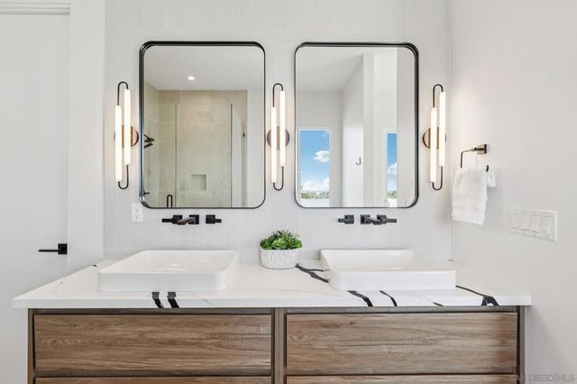 1860 Illion, San Diego, CA 92110