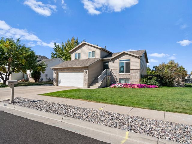 1643 N 2225 W, Clinton, UT 84015