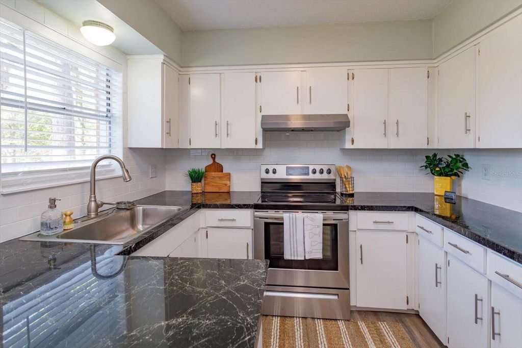 Image 6 of property listing at 1061 WHITEWAY DRIVE, Brooksville, FL 34601