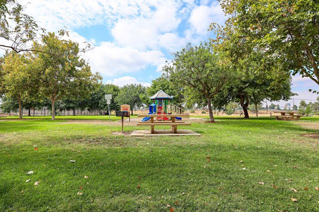 1670 W North Bear Creek Dr, Merced, CA 95348