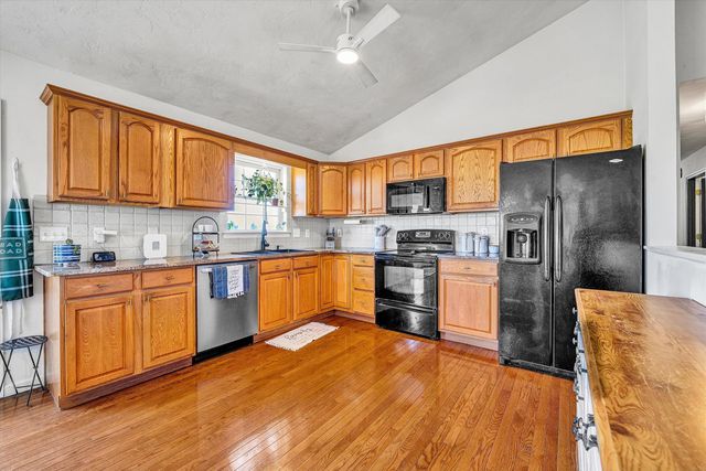 2210 Isle Of Pines DR, Moneta, VA 24121