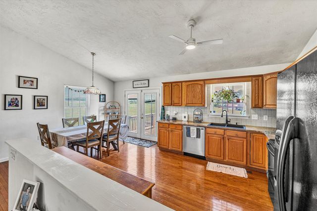 2210 Isle Of Pines DR, Moneta, VA 24121