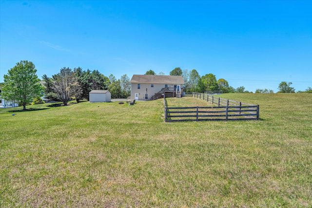 2210 Isle Of Pines DR, Moneta, VA 24121