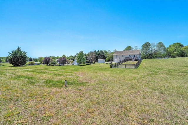 2210 Isle Of Pines DR, Moneta, VA 24121
