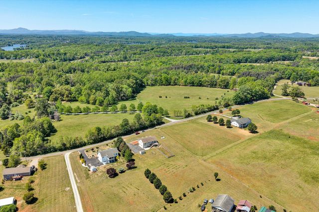 2210 Isle Of Pines DR, Moneta, VA 24121