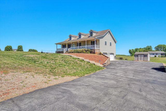 2210 Isle Of Pines DR, Moneta, VA 24121