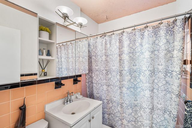 1907 166th Street Lower, Whitestone, NY 11357