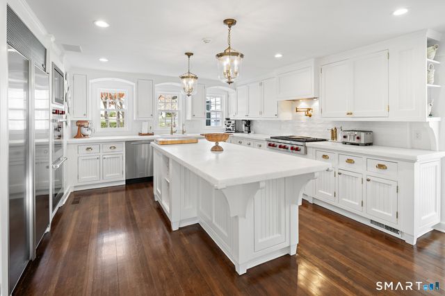 32 West Road, New Canaan, CT 06840