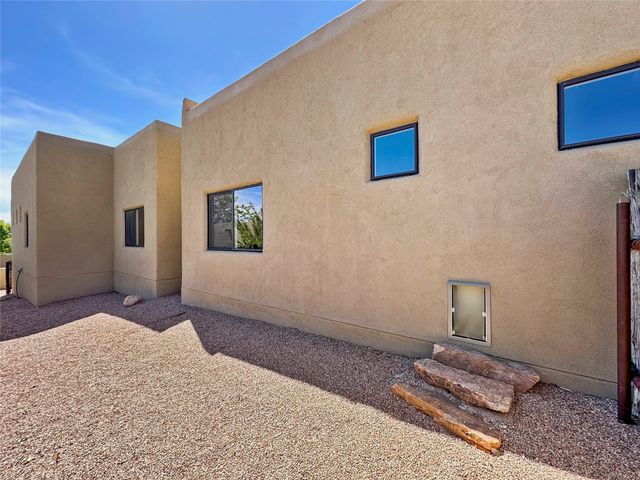32 Calle Lemita, Santa Fe, NM 87507