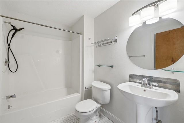 17 Hawthorne Circle, South Burlington, VT 05403