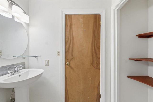 17 Hawthorne Circle, South Burlington, VT 05403