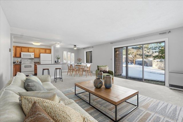 17 Hawthorne Circle, South Burlington, VT 05403