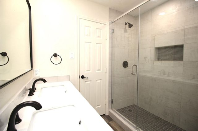 805 Willow Creek Drive, La Porte, TX 77571