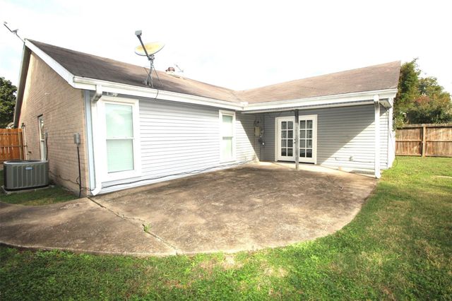 805 Willow Creek Drive, La Porte, TX 77571