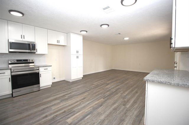 805 Willow Creek Drive, La Porte, TX 77571