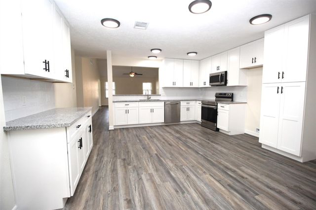 805 Willow Creek Drive, La Porte, TX 77571