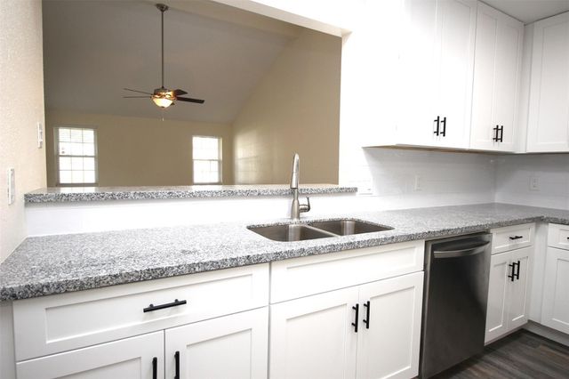 805 Willow Creek Drive, La Porte, TX 77571