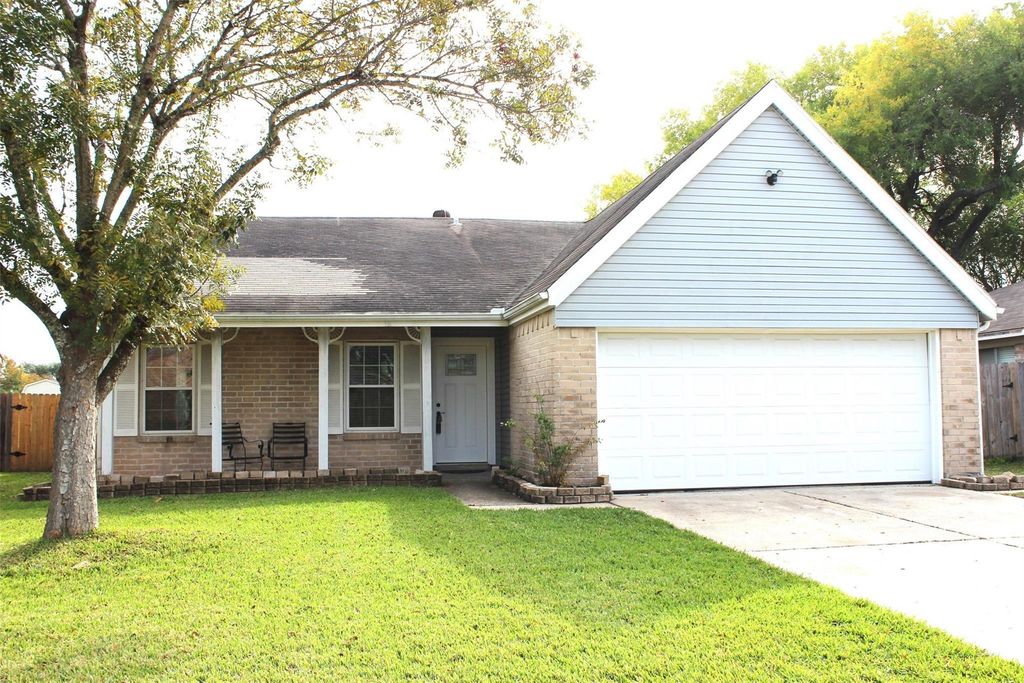 805 Willow Creek Drive, La Porte, TX 77571