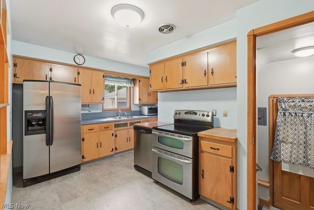 6524 Charles Road, North Olmsted, OH 44070