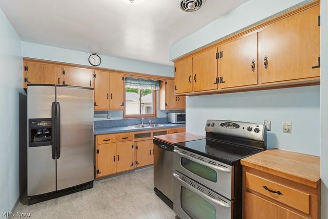 6524 Charles Road, North Olmsted, OH 44070