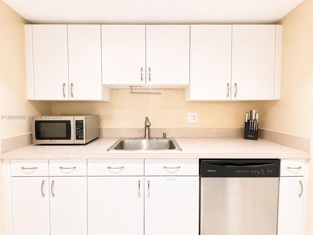 14421 N Kendall Dr 403m, Miami, FL 33186