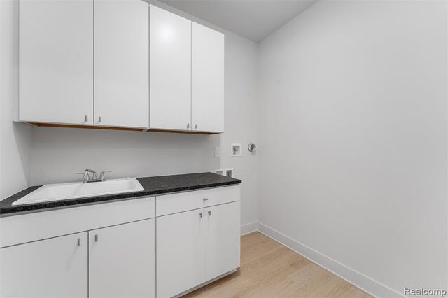 39 South Trail Court, Troy, MI 48083