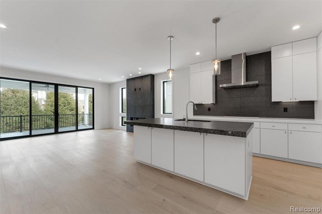 39 South Trail Court, Troy, MI 48083