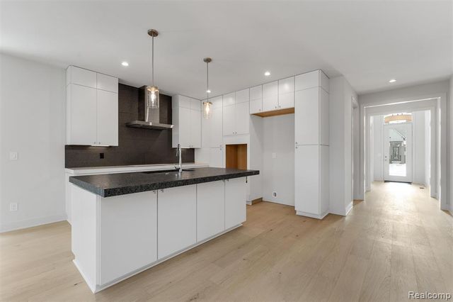 39 South Trail Court, Troy, MI 48083