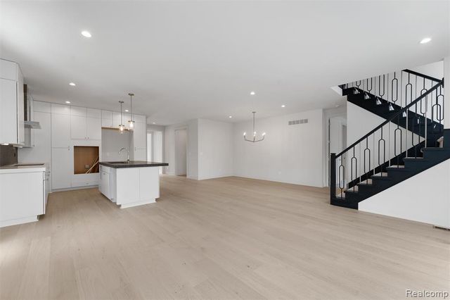 39 South Trail Court, Troy, MI 48083