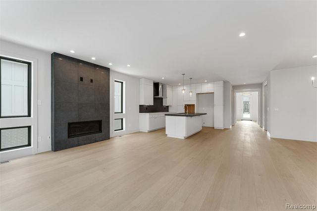 39 South Trail Court, Troy, MI 48083