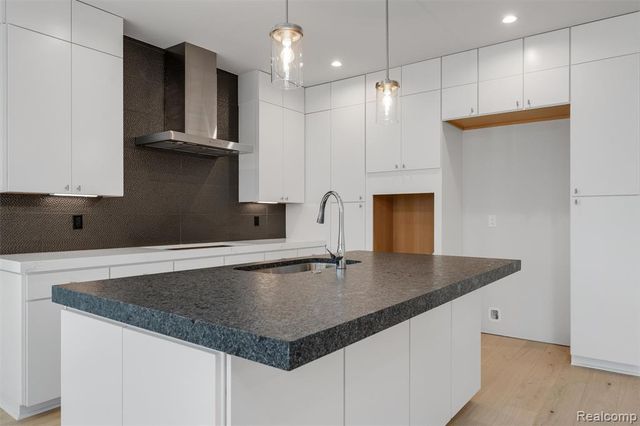 39 South Trail Court, Troy, MI 48083