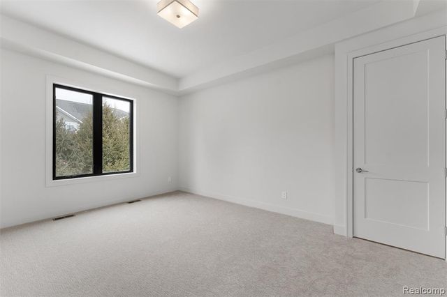 39 South Trail Court, Troy, MI 48083