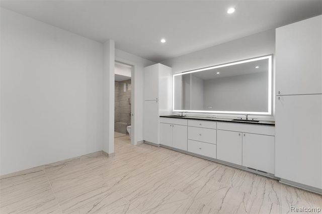 39 South Trail Court, Troy, MI 48083