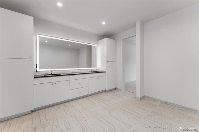 39 South Trail Court, Troy, MI 48083