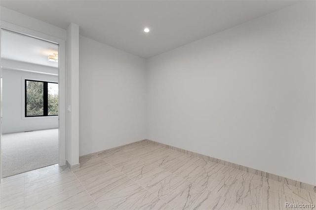 39 South Trail Court, Troy, MI 48083