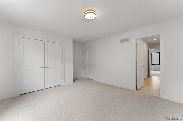 39 South Trail Court, Troy, MI 48083