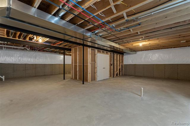 39 South Trail Court, Troy, MI 48083