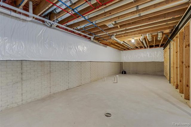 39 South Trail Court, Troy, MI 48083