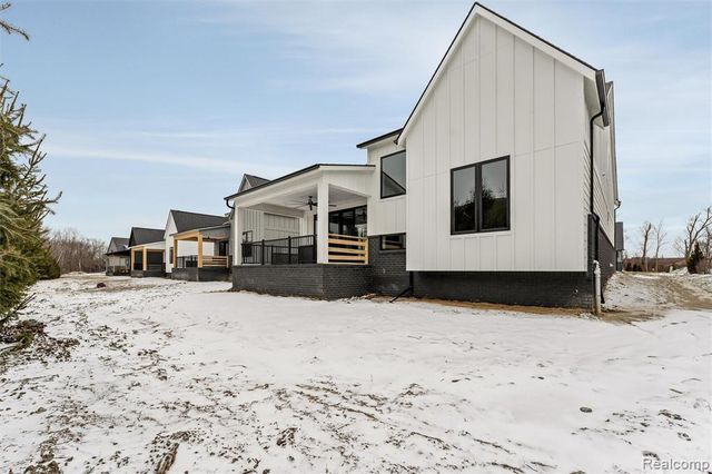 39 South Trail Court, Troy, MI 48083