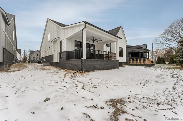 39 South Trail Court, Troy, MI 48083