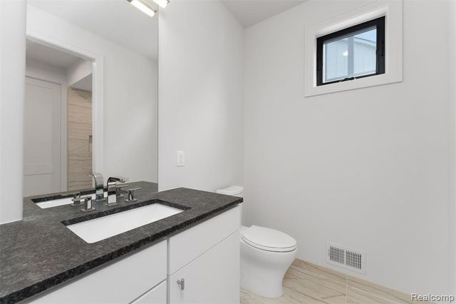 39 South Trail Court, Troy, MI 48083