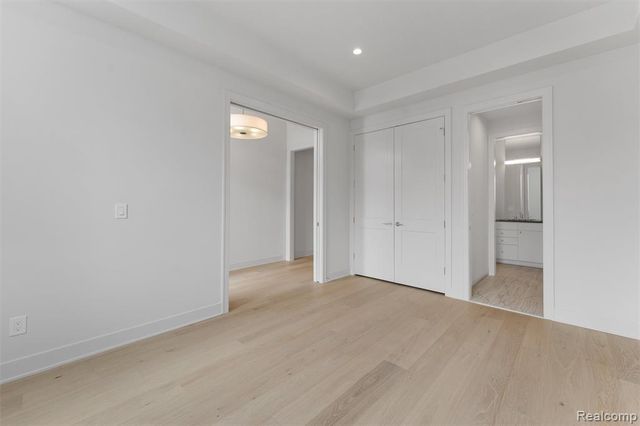 39 South Trail Court, Troy, MI 48083