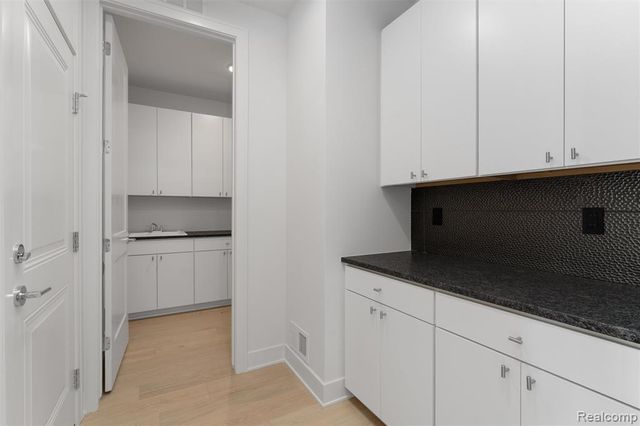 39 South Trail Court, Troy, MI 48083