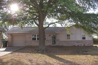 1508 Briarwood Lane, Henryetta, OK 74437