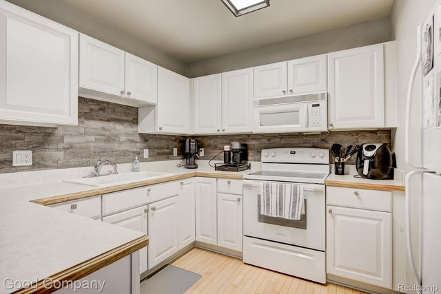 132 Tiffany Lane, Royal Oak, MI 48067