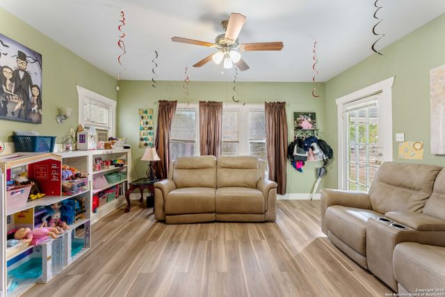 1427 E Pyron, San Antonio, TX 78214