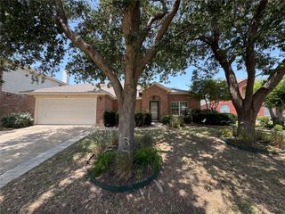 304 E Clover Park Drive, Fort Worth, TX 76140