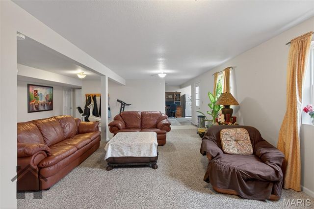 16725 Hardwood Lane, St Robert, MO 65584