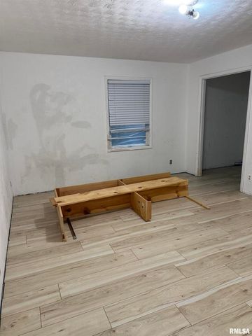 808 S VICTOR Street, Christopher, IL 62822