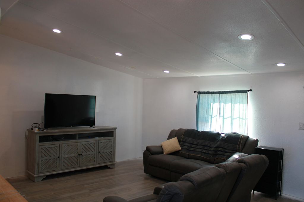 Image 6 of property listing at 1108 Inca Road SW, Rio Rancho, NM 87124